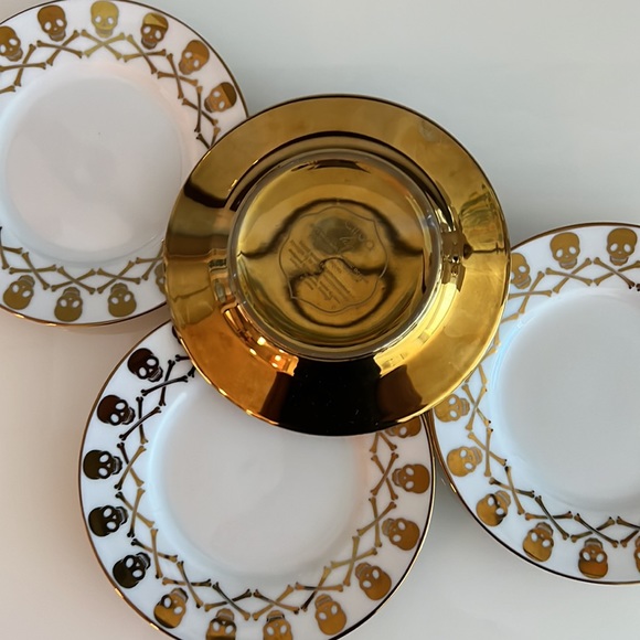 Small cocktail plates with skull and crossbones - Picture 2 of 2